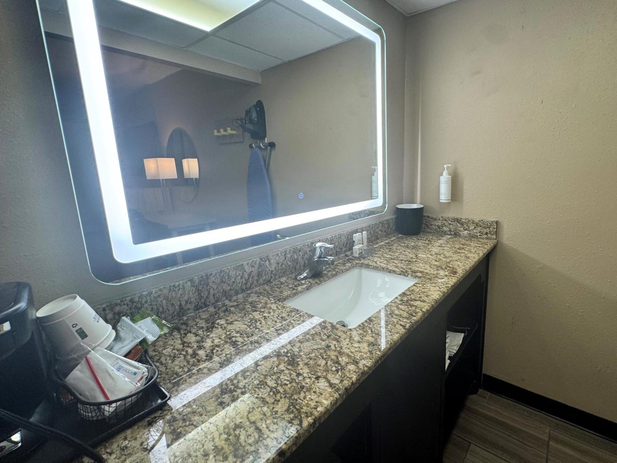 Super 8 By Wyndham Corpus Christi Airport Hotel Bagian luar foto