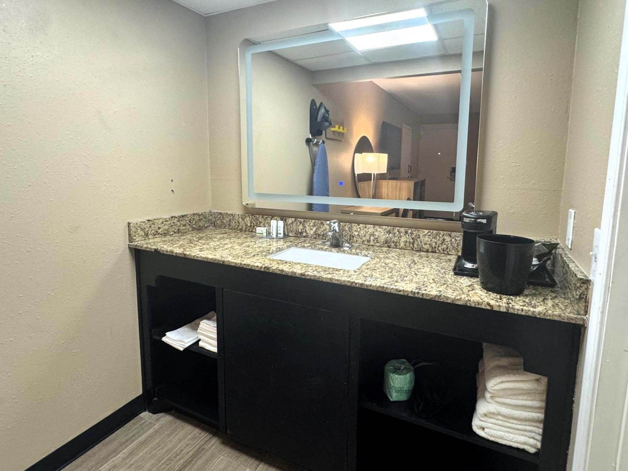Super 8 By Wyndham Corpus Christi Airport Hotel Bagian luar foto