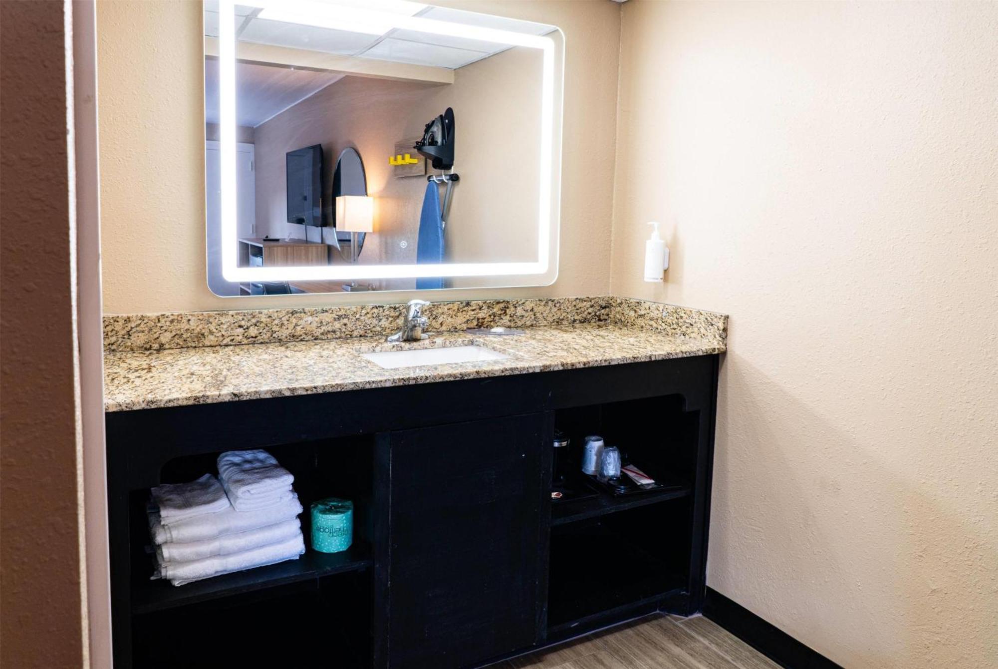 Super 8 By Wyndham Corpus Christi Airport Hotel Bagian luar foto