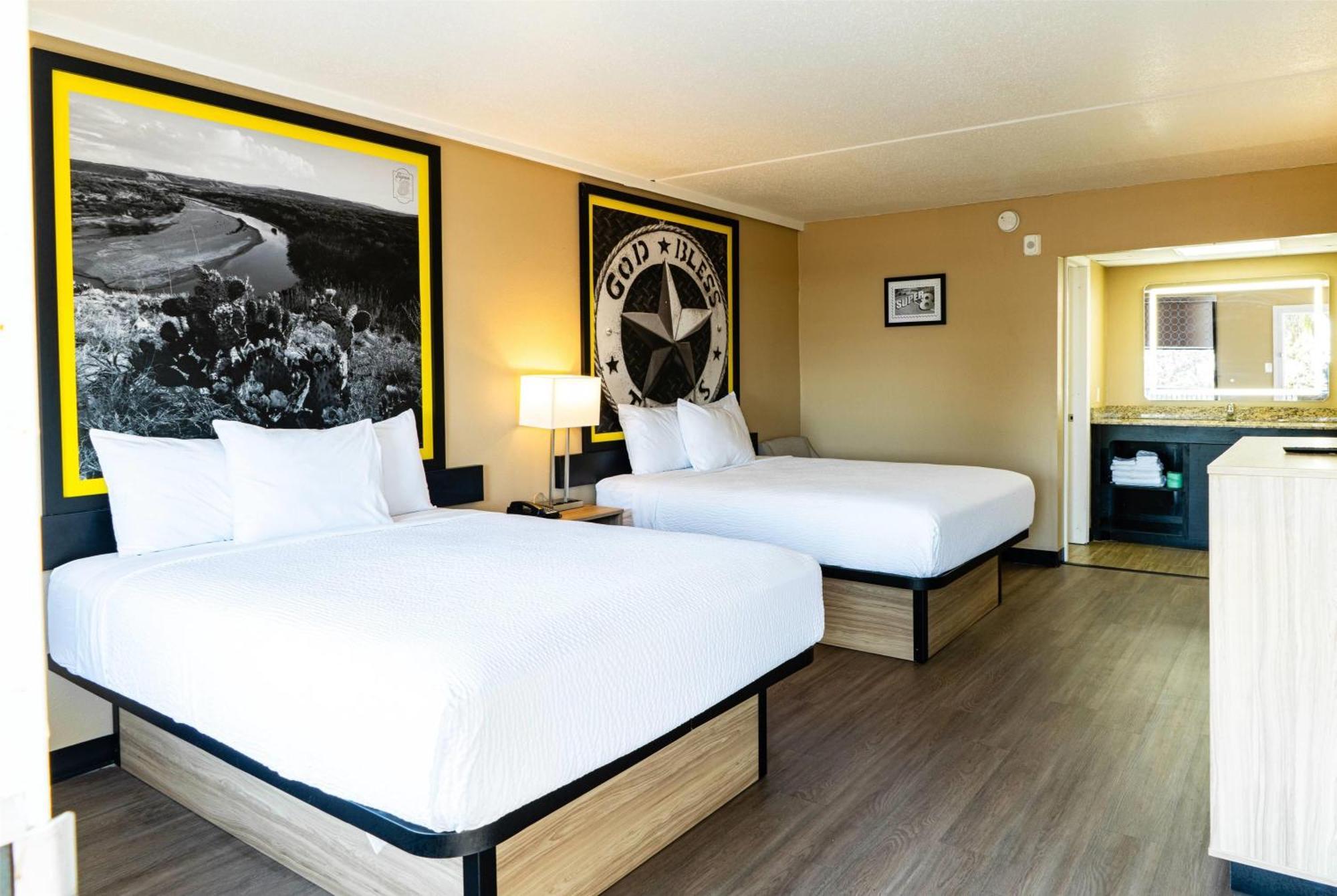 Super 8 By Wyndham Corpus Christi Airport Hotel Bagian luar foto